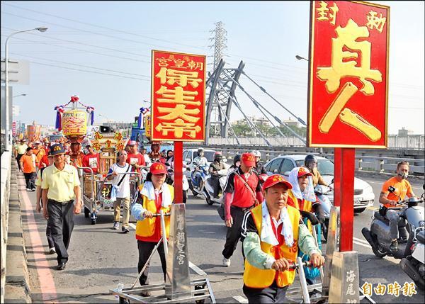 海安路地下停車場昨日正式啟用，地面停車格塗銷，仍有民眾停放車輛。