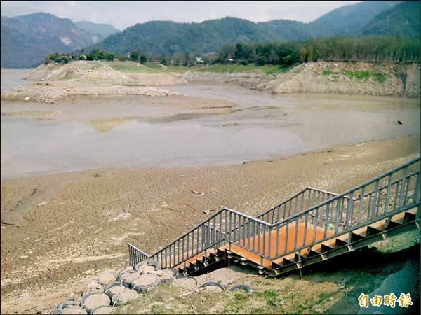 久旱不雨，曾文水庫湖面到處都是裸露淤砂，大埔鄉湖濱公園碼頭因淤沙嚴重，致使交通船及遊艇都無法靠岸