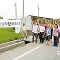 不滿龍燈農藥廠進駐，新化人連日來在臉書串聯靜坐和平抗議，老人家則率先在綁滿抗議標語的布條前，表達抗議心聲。