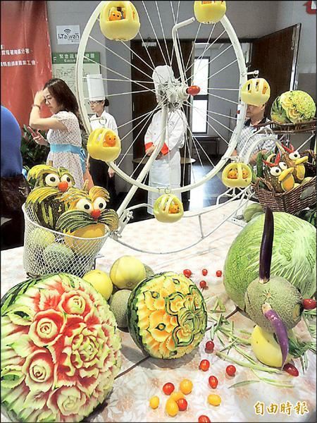 瓜果雕刻展現精緻刀工與藝術感。 瓜果雕刻展現精緻刀工與藝術感。