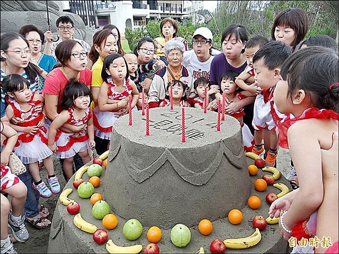 馬沙溝遊憩區重新開園營運,親子製作沙雕水果蛋糕慶祝母親節。 馬沙溝遊憩區重新開園營運,親子製作沙雕水果蛋糕慶祝母親節。