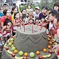 馬沙溝遊憩區重新開園營運，親子製作沙雕水果蛋糕慶祝母親節。