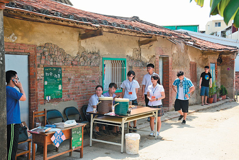 關廟囝仔蔡育霖整修阿公的土角厝，嘉藥大學學生協助，將閒置土角厝活化成社區藝文中心。 