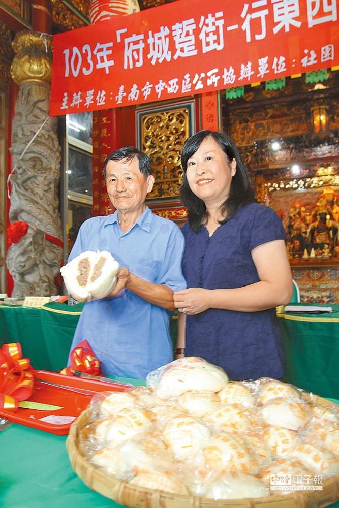 中西區長黎燕玉與振香珍餅舖饒水樹歡迎大家來逛老街吃點心。 中西區長黎燕玉與振香珍餅舖饒水樹歡迎大家來逛老街吃點心。