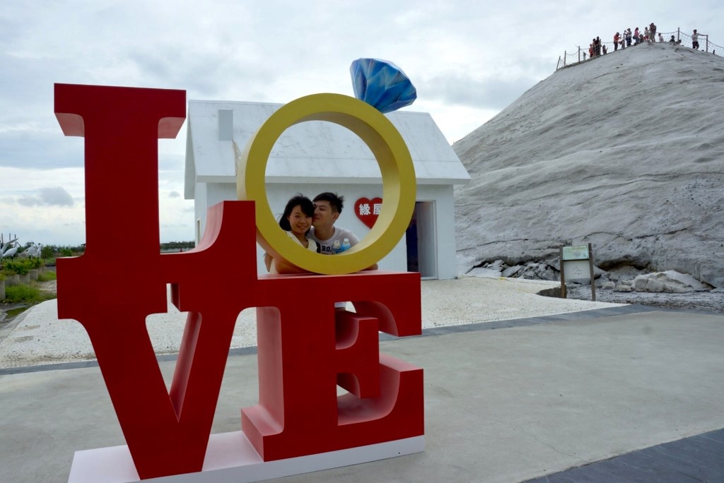 七股鹽山在文創專區「緣屋」前以love為裝置藝術,吸引情侶目光,爭相拍照打卡,成為另一景點。 七股鹽山在文創專區「緣屋」前以love為裝置藝術,吸引情侶目光,爭相拍照打卡,成為另一景點。