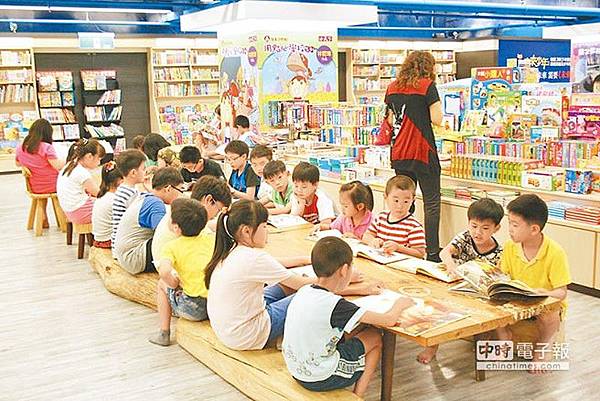 政大書城占地500坪，許多家長喜歡帶小孩前來閱讀。