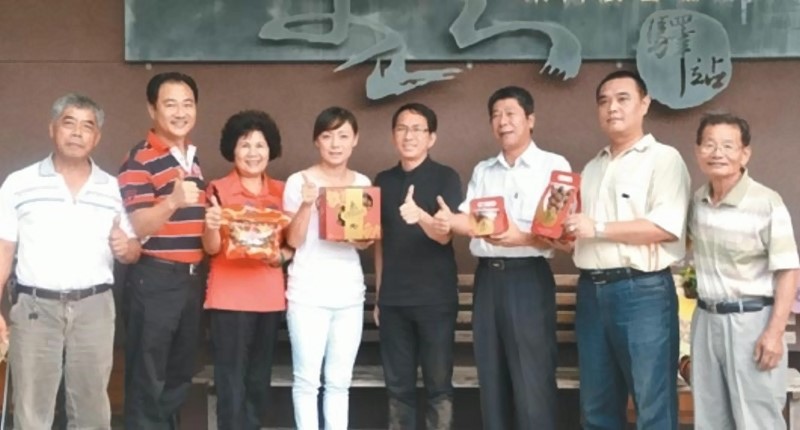 吳寶春師傅(右四)走訪東山農會。 吳寶春師傅(右四)走訪東山農會。