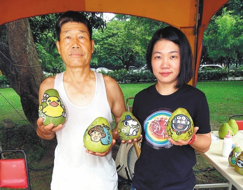 柚子當畫布 畫黃色小鴨暴紅 柚子當畫布 畫黃色小鴨暴紅