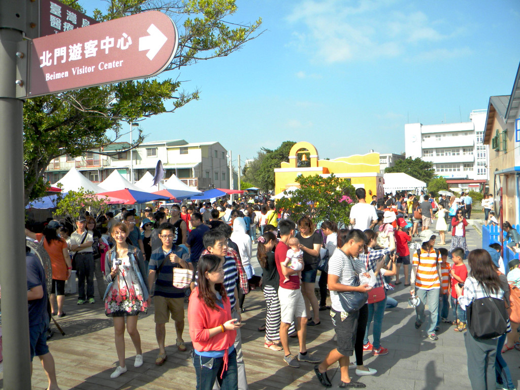 北門老街因雲管處打造婚紗美地爆紅,國慶連續假日期間湧入十多萬人潮,為營造更好的旅遊與居住環境,區公所昨天開會討論改善交通等問題。 北門老街因雲管處打造婚紗美地爆紅,國慶連續假日期間湧入十多萬人潮,為營造更好的旅遊與居住環境,區公所昨天開會討論改善交通等問題。