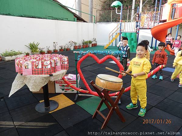 06敲鑼打鼓迎新年 (1).jpg