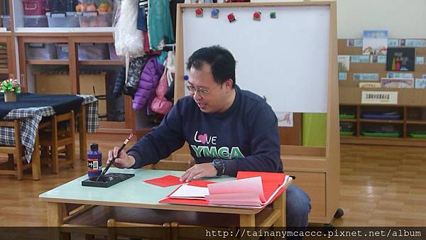 01.26大熊雄叔叔寫春聯 (2).JPG