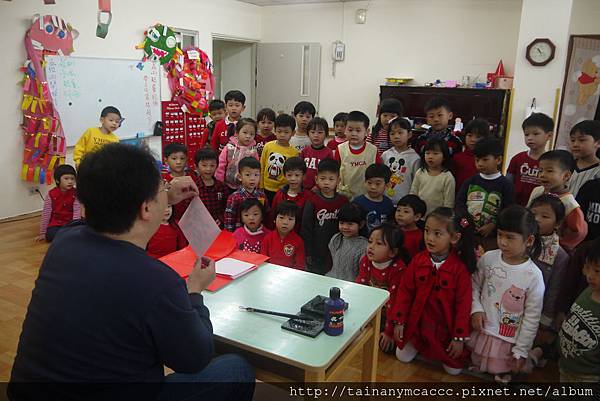 01.26大熊雄叔叔寫春聯 (4).JPG