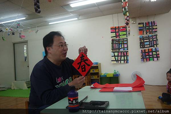 01.26大熊雄叔叔寫春聯 (5).JPG 01.26大熊雄叔叔寫春聯 (5).JPG