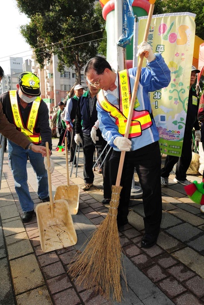 圖五.1月21日清潔日活動吳清基副市長示範清潔掃街.jpg