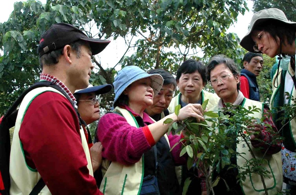 圖四：植樹現場有義工協助解說。.jpg