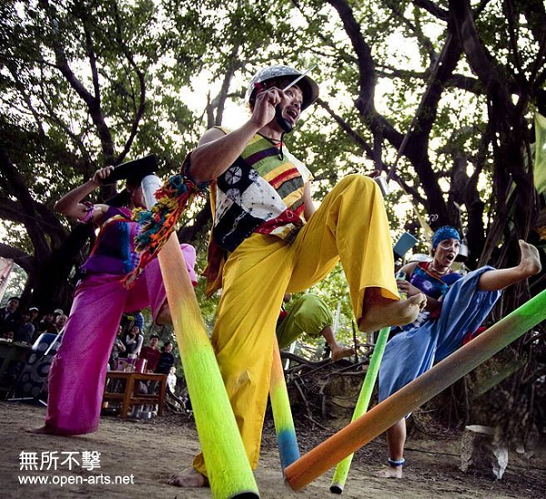 身聲劇場-無所不擊透過豐富的肢體舞動,敲擊出饒富趣味的打擊音樂饗宴