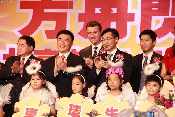 郝龍斌市長與遠東董事長徐旭東 共同參與花博流行館點燈派對 (圖片由左至右:遠東董事長徐旭東、台北市長郝龍斌、國家地理頻道亞洲區資深副總裁Jonathan Ellis、新聞局局長江啟臣、FEEcoARK建築師黃謙智)