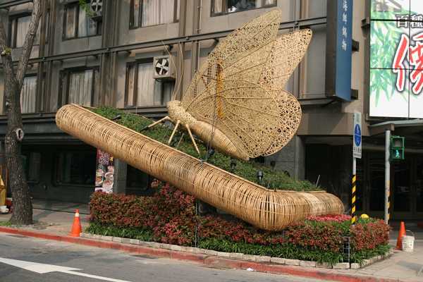 如舞蝶造型之綠化認養點，位於中山北路與民族東路之地下道出入口