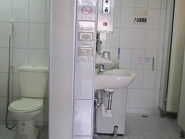 22-shower-toilet