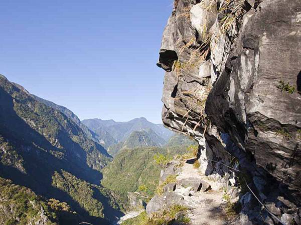 峻嶺險隘