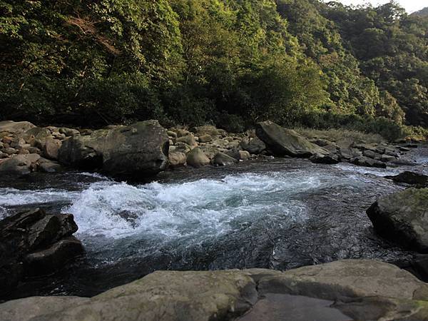 湍急溪流