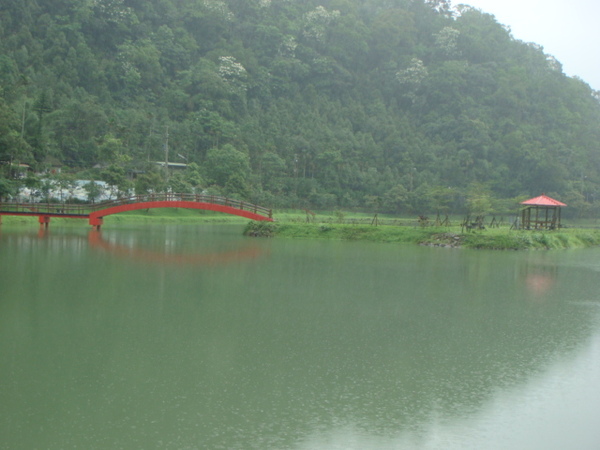 雨中橋.JPG