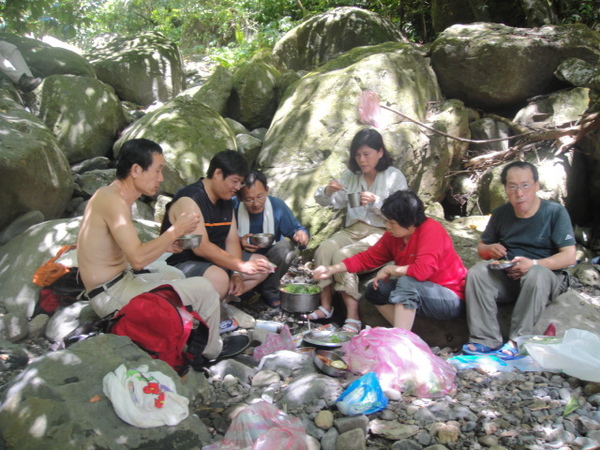 溪畔野餐