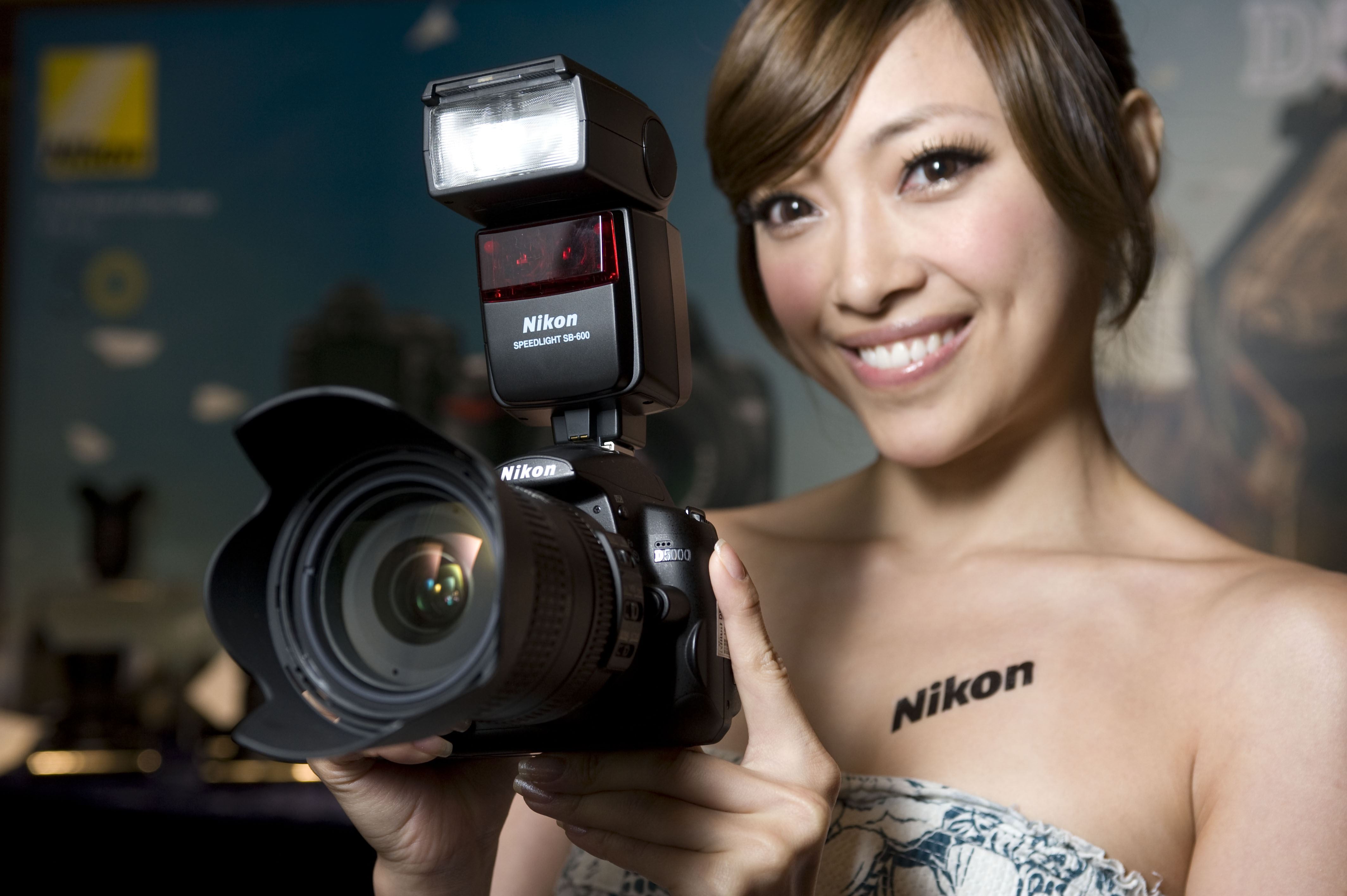 Nikon D5000擁有超便利450度旋轉LCD螢幕與19 種自動場景模式.JPG