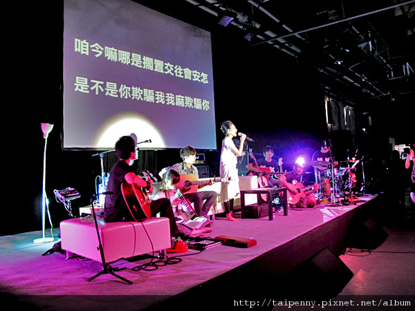 彩排記者會~爆笑的台語版"安怎"(怎樣) 大家可以照著銀幕上的歌詞唱上兩句嗎?