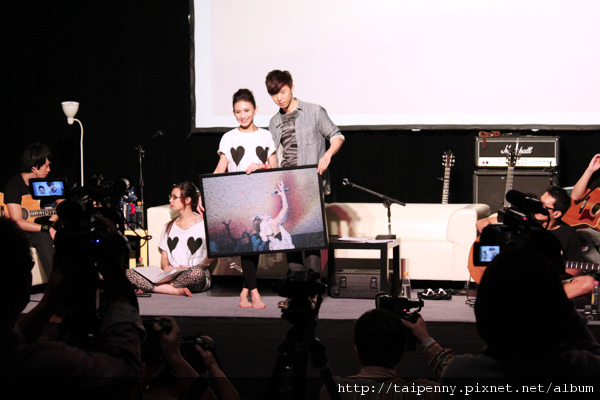 彩排記者會~方炯鑌這位頭號歌迷，代表獻上集所有歌迷之力所完成的"蒙太奇拼畫"