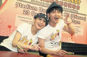 Penny與易桀齊為《買冰淇淋給你慈善演唱會》落力“Sale”演唱會賣點_圖:星洲日報 Penny與易桀齊為《買冰淇淋給你慈善演唱會》落力“Sale”演唱會賣點_圖:星洲日報