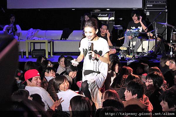 大家紛紛直接遞上今天來作客的「伴手禮」