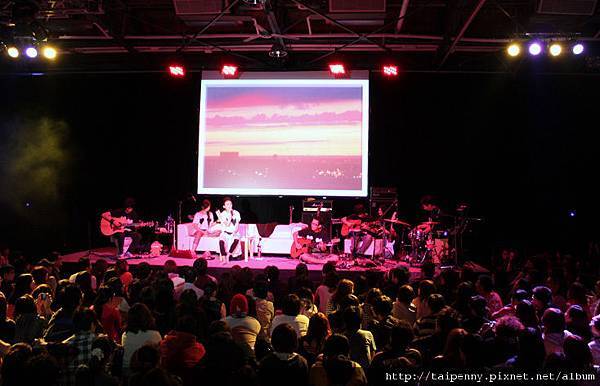 坐在沙發上唱歌給你聽的Penny