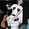 戴佩妮在live concert坐馬桶開唱