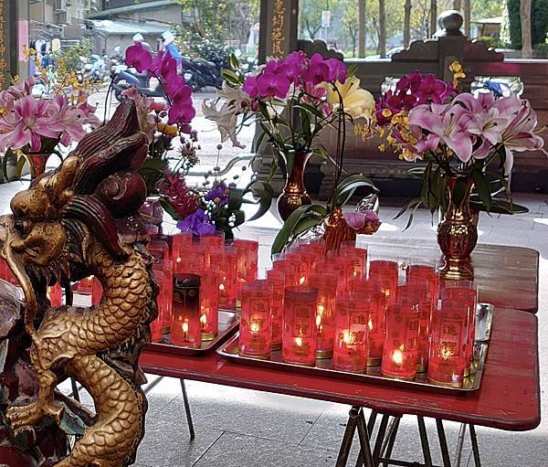 廟裡點蠟燭的作用，點了光明燈還需要點蠟燭嗎? 我與福德正神土