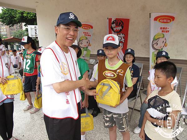 Taiwan白花油公司參與2011年7月4~7日雨農國小樂樂棒球夏令營 (4).JPG