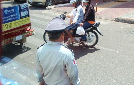 警察幫有錢人看管車輛 - 無忌部落