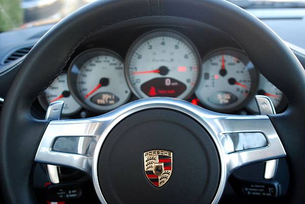 2011-Porsche-Turbo-S-Paddle-Shifters2