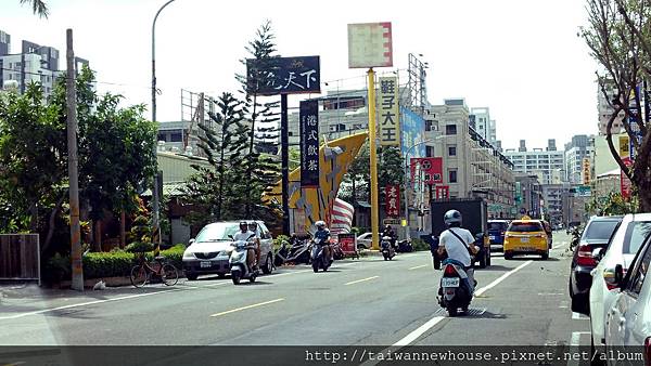 0922_見鄰居招牌倒塌 工地鷹架 防颱措施重要_01.jpg