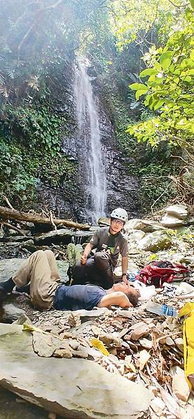 楊欣正（前）登山失蹤十天，蕭添益和搭檔洪華駿（後）昨天垂降下五百公尺深的谷溝搜尋，在一處瀑布旁平台找到人。圖／潘欣中翻攝.jpg