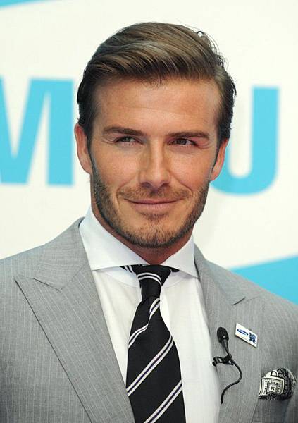David-Beckham-toujours-impeccable-lorsqu-il-fait-une-apparition_portrait_w674-1.jpg