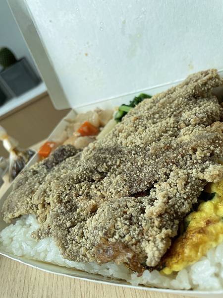 [食記] 大份量古早味炸排骨-一家人便當