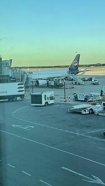 [分享] 漢莎航空長榮航空BCN=>TPE上海轉機