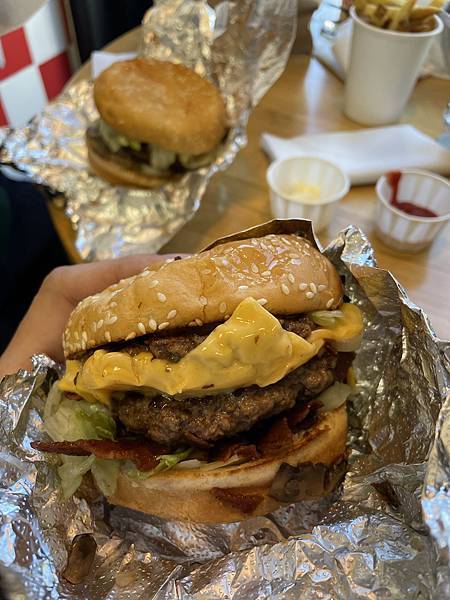 [食記] 西班牙-美國連鎖漢堡-Five Guys