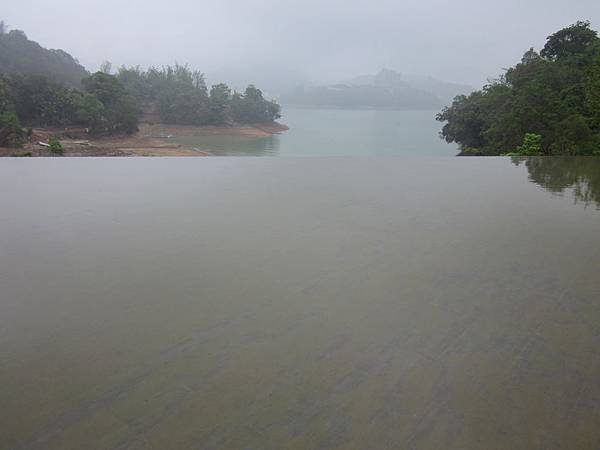 水景連接日月潭潭景