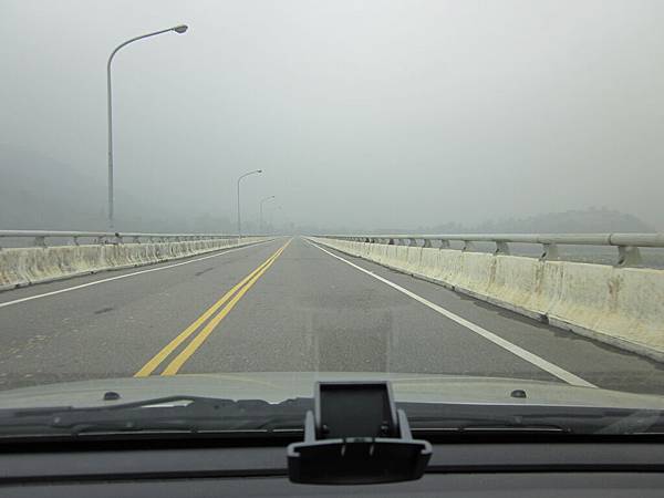 通往鹿谷的玉峰大橋很筆直