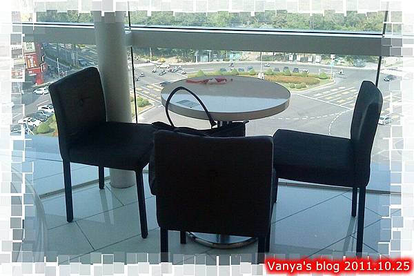 高雄大品精品館7F-Lin Go專櫃，挑中小圓桌