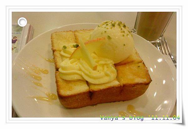 高雄夢時代3F波哥茶館-冰淇淋厚片之香草蜜糖,側照