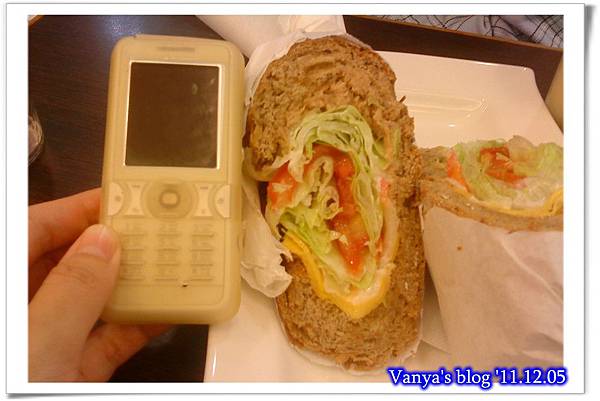 高雄漢神百貨BF3東森咖啡-小汪點的健康雜糧三明治,鮪魚生菜,很大一份