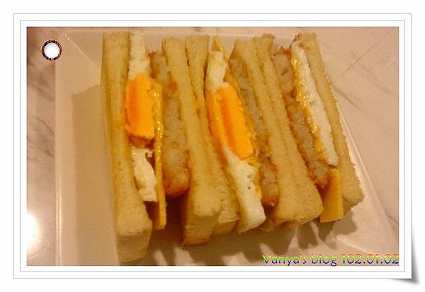 The cafe'-起士蛋薯餅三明治